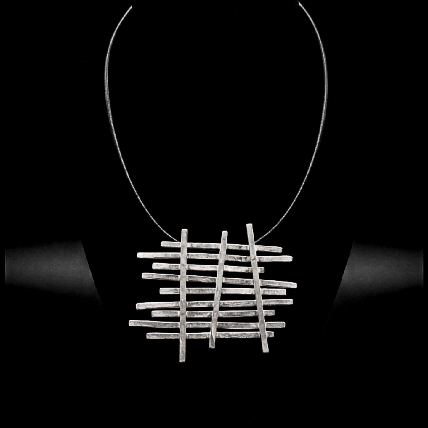 Collar zamak unisex con colgante geométrico y cordón de cuero. Joyeria Osnor Zamak