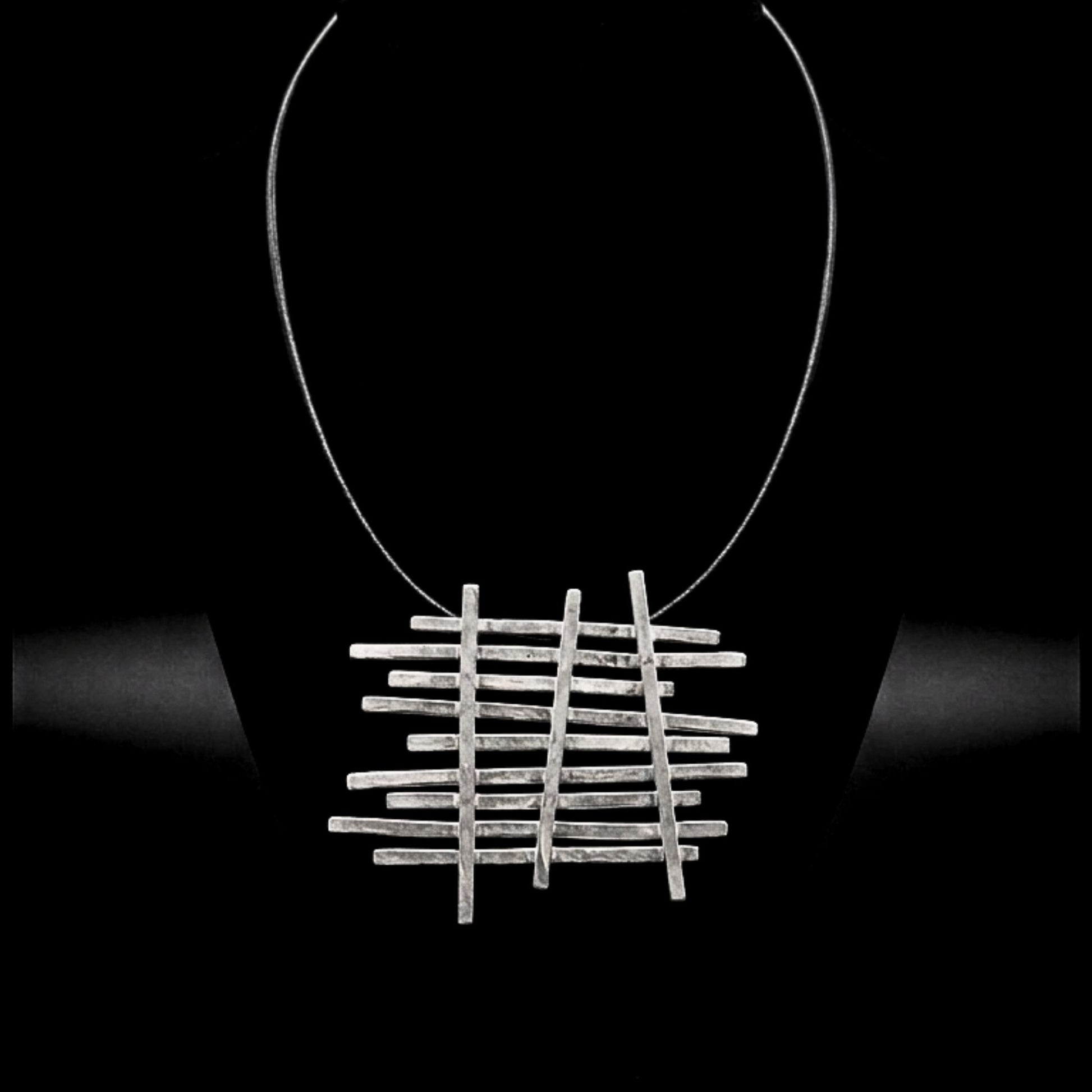 Collar zamak unisex con colgante geométrico y cordón de cuero. Joyeria Osnor Zamak