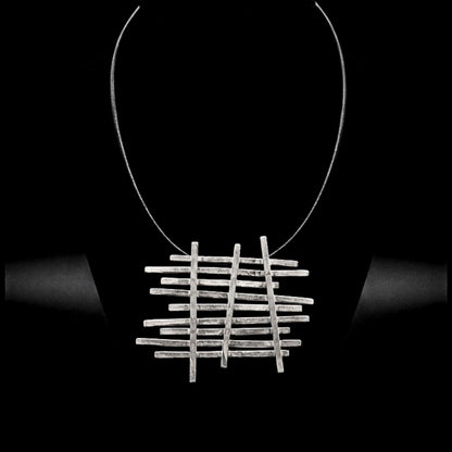 Collar zamak unisex con colgante geométrico y cordón de cuero. Joyeria Osnor Zamak