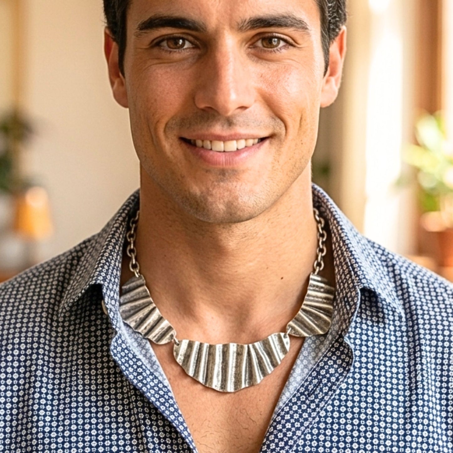 chico luciendo collar exclusivo unisex joyeria osnor zamak