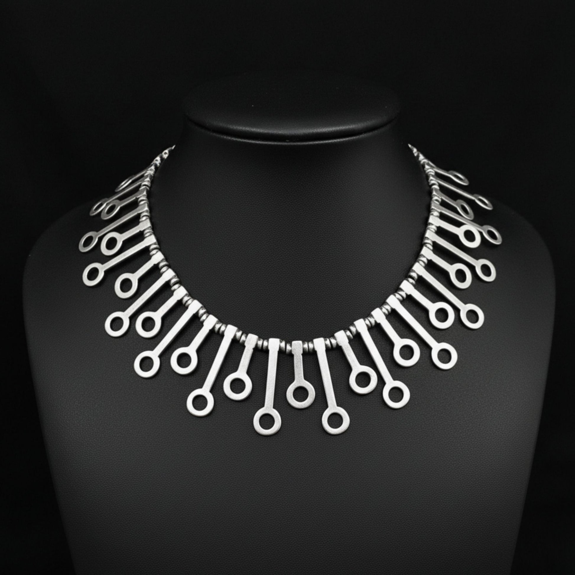 expositor luciendo collar unisex de zamak joyeria osnor zamak