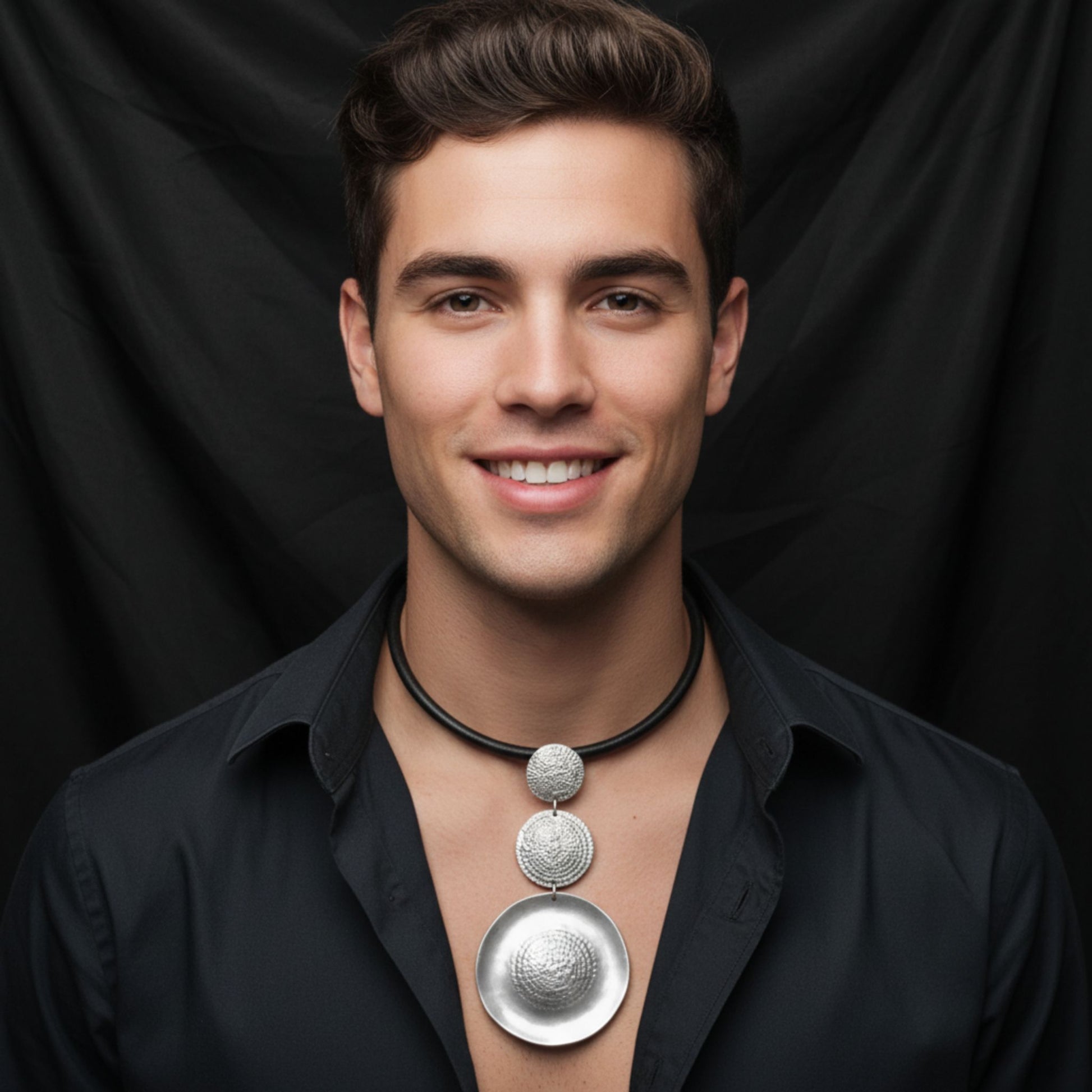 Chico Luciendo Collar Zamak Cuero con Discos Plateados Unisex Hipoalergénico Joyeria Osnor