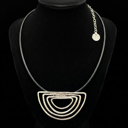 Collar Gargantilla Zamak Plateado & Piel Negra | Unisex | Joyería Osnor