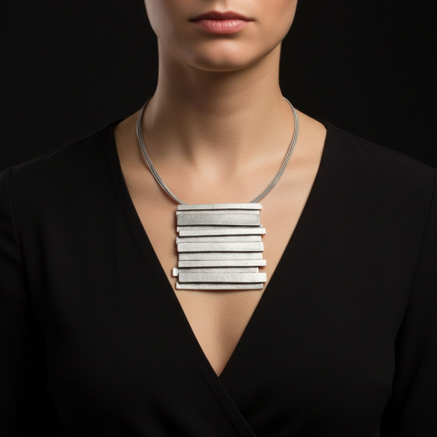Chica Luciendo Collar Zamak Colgante Barras Apiladas Cadena Serpiente Unisex Joyeria Osnor