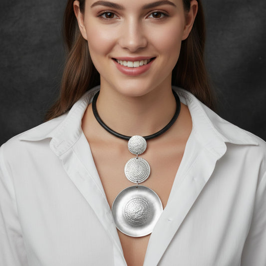 Mujer Luciendo Collar Zamak Cuero con Discos Plateados Unisex Hipoalergénico Joyeria Osnor