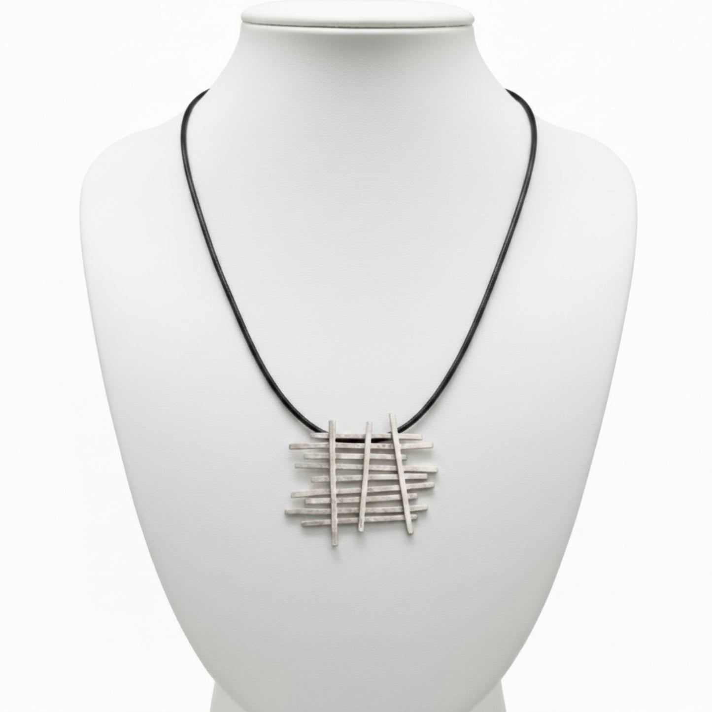 Collar zamak unisex con colgante geométrico y cordón de cuero. Joyeria Osnor Zamak