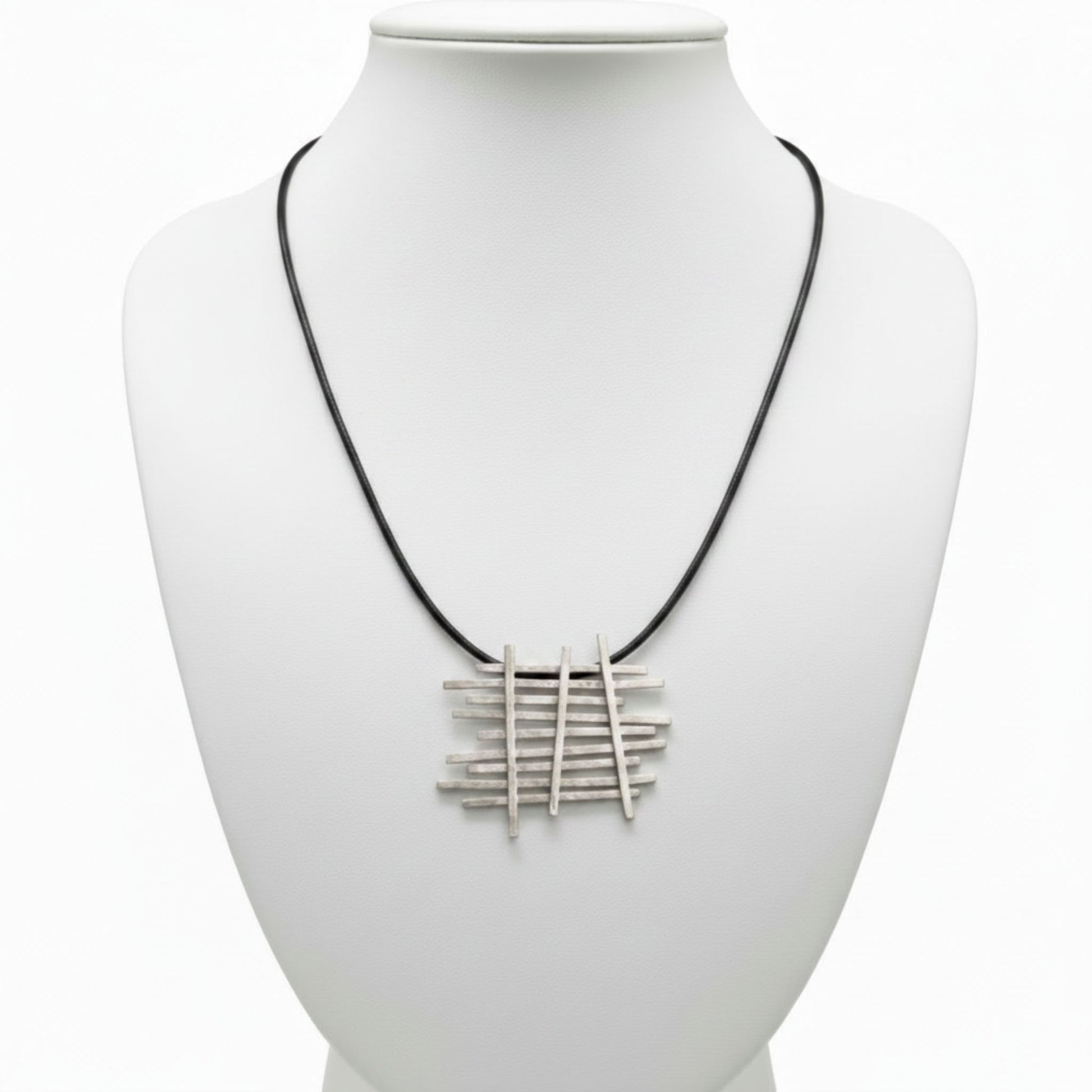 Collar zamak unisex con colgante geométrico y cordón de cuero. Joyeria Osnor Zamak