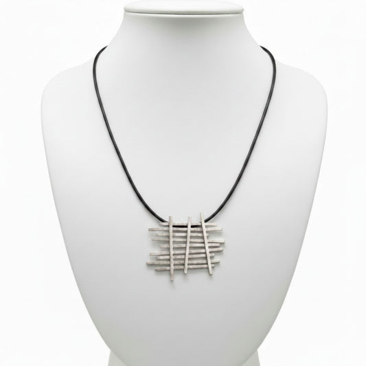 Collar zamak unisex con colgante geométrico y cordón de cuero. Joyeria Osnor Zamak