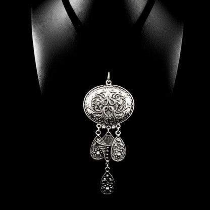 expositor luciendo collar de zamak y cadenas de telas exclusivo joyeria osnor zamak