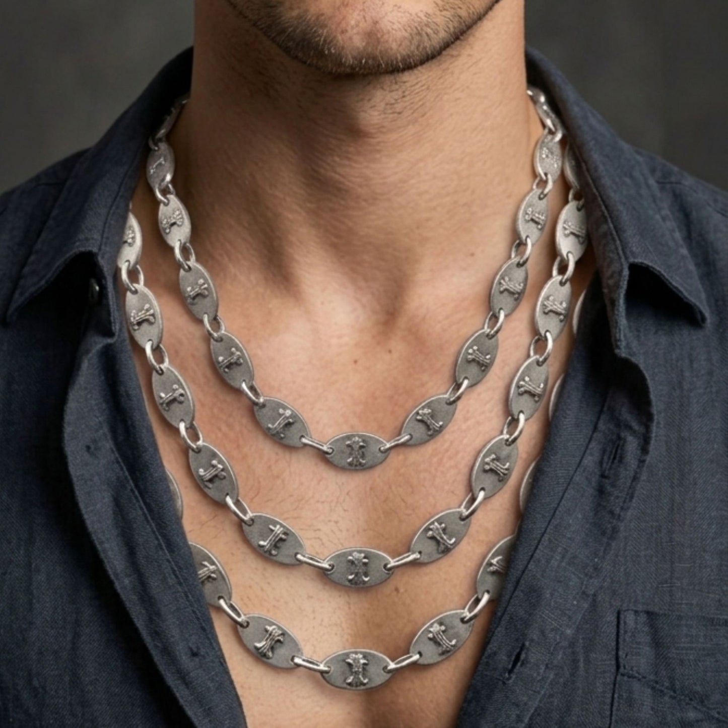 chico luciendo collar unisex joyeria osnor zamak