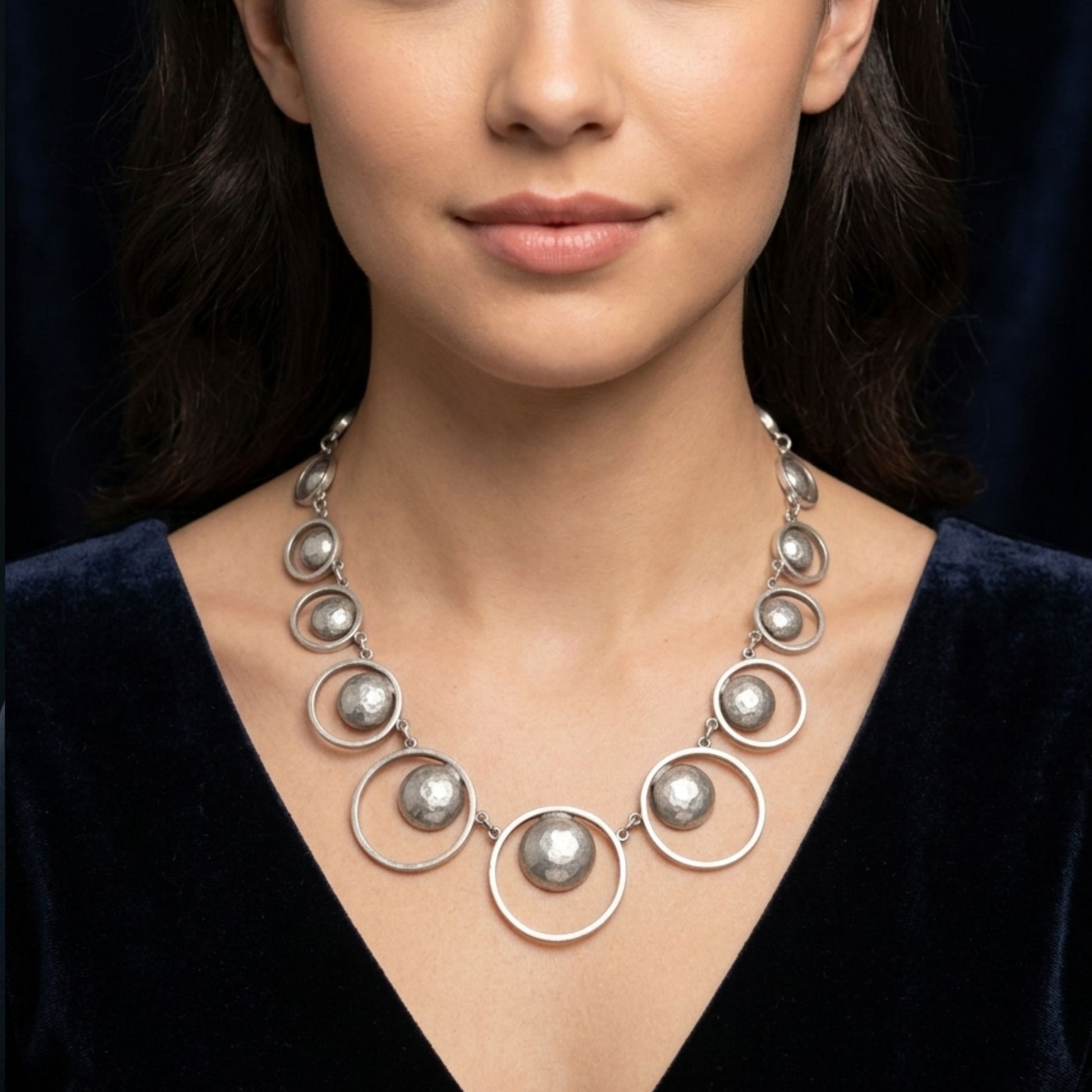 chica luciendo collar zamak gargantilla joyeria osnor zamak exclusivo