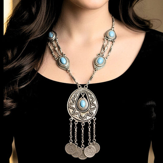 chica luciendo collar largo de zamak y turquesa cierre de gancho plateado labrado exclusivo glamour joyeria osnor zamak