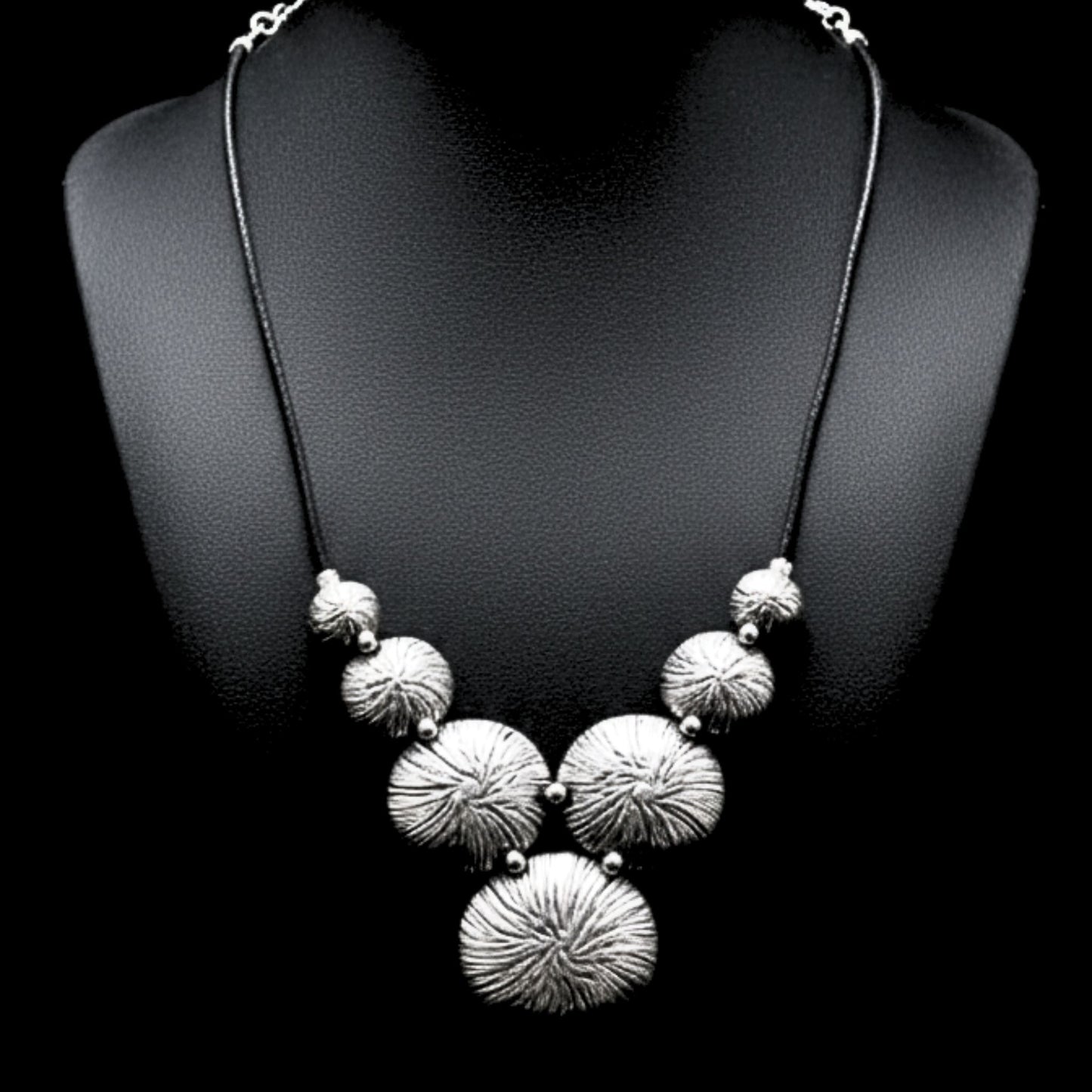 collar en expositor de zamak exclusivo joyeria osnor zamak