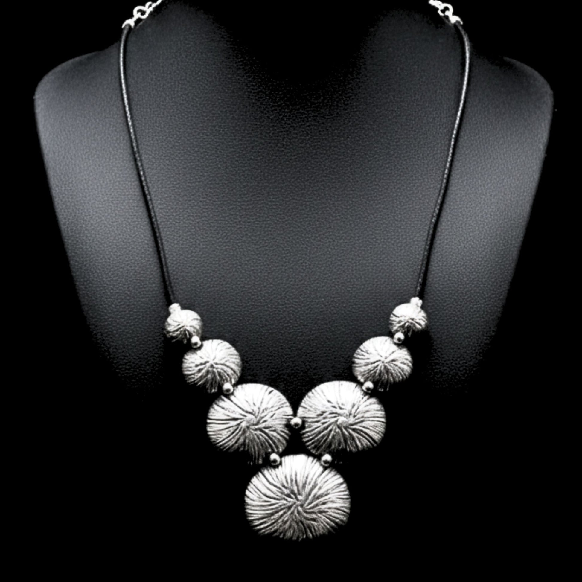 collar en expositor de zamak exclusivo joyeria osnor zamak