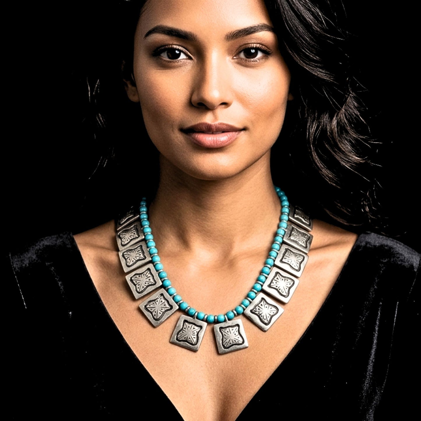 chica luciendo collar  zamak y turquesa corto gargantilla joyeria osnor zamak