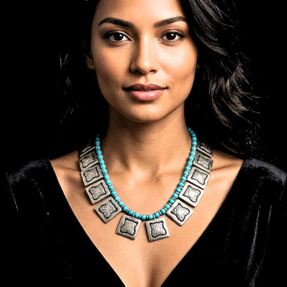 chica luciendo collar  zamak y turquesa corto gargantilla joyeria osnor zamak