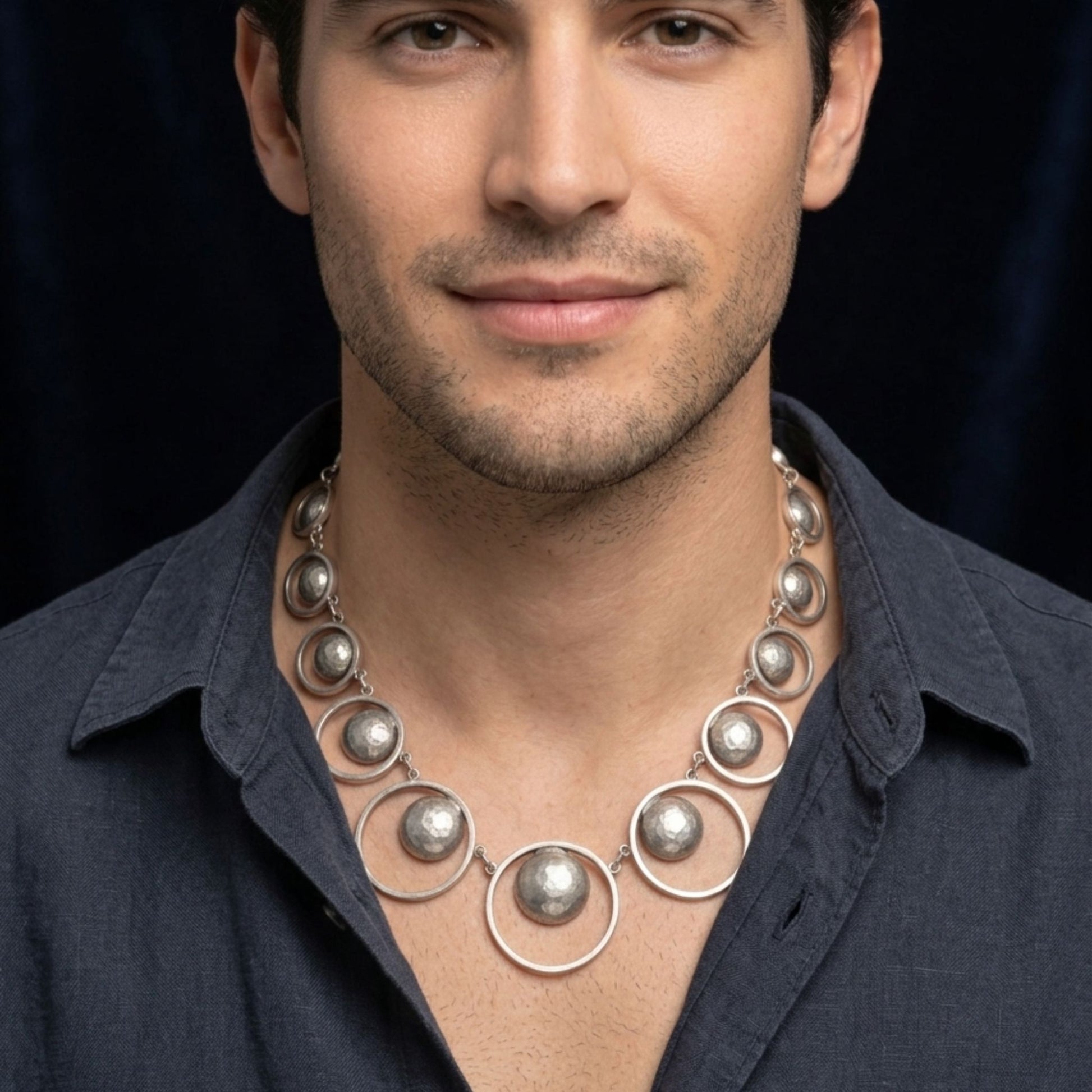 chico luciendo collar zamak exclusivo fashion joyeria osnor zamak