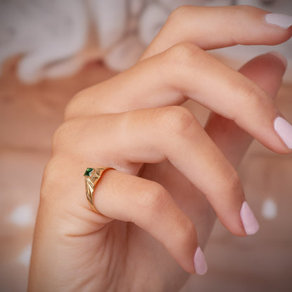 18K SOLITARIO ORO AMARILLO PEQUEÑO BEBE O MEÑIQUE CIRCONITA VERDE CUADRADA 3X3MM