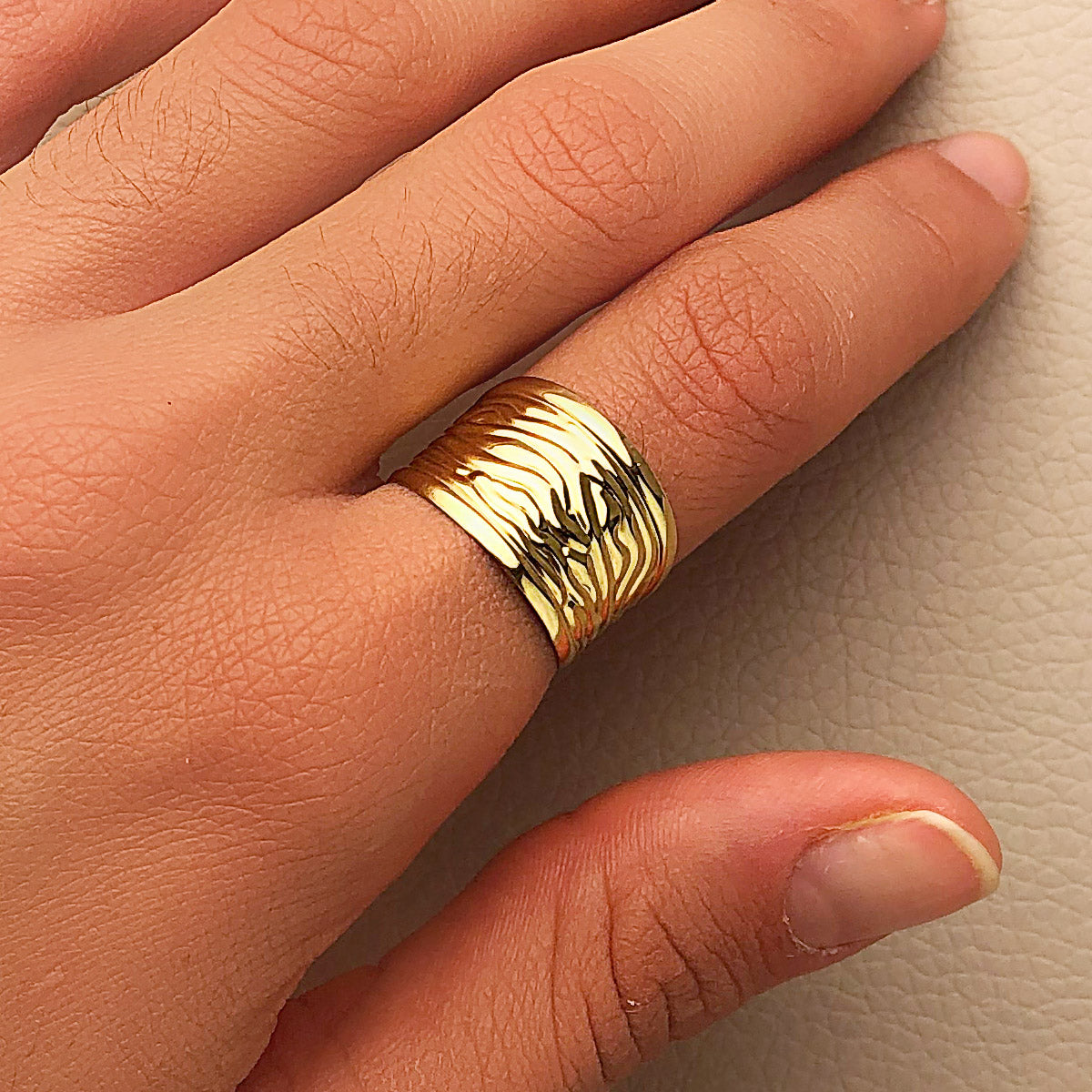 18K SORTIJA ORO AMARILLO TRAZADA CON ONDAS EN BRILLO ANCHO 13 MM