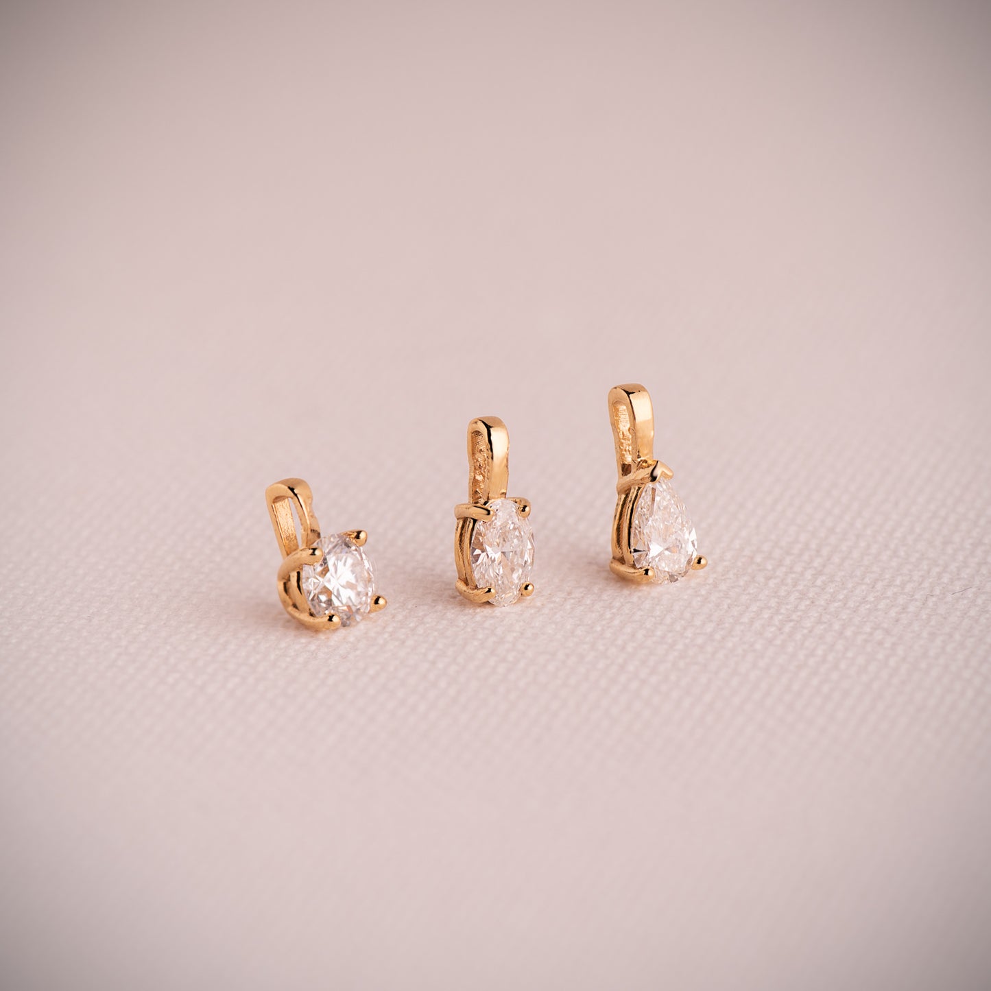 18K COLGANTE ORO AMARILLO DIAMANTE LABORATORIO TALLA OVAL 6 X 4MM 0,426 QTES. G-VS1. MEDIDA: 10X4 MM