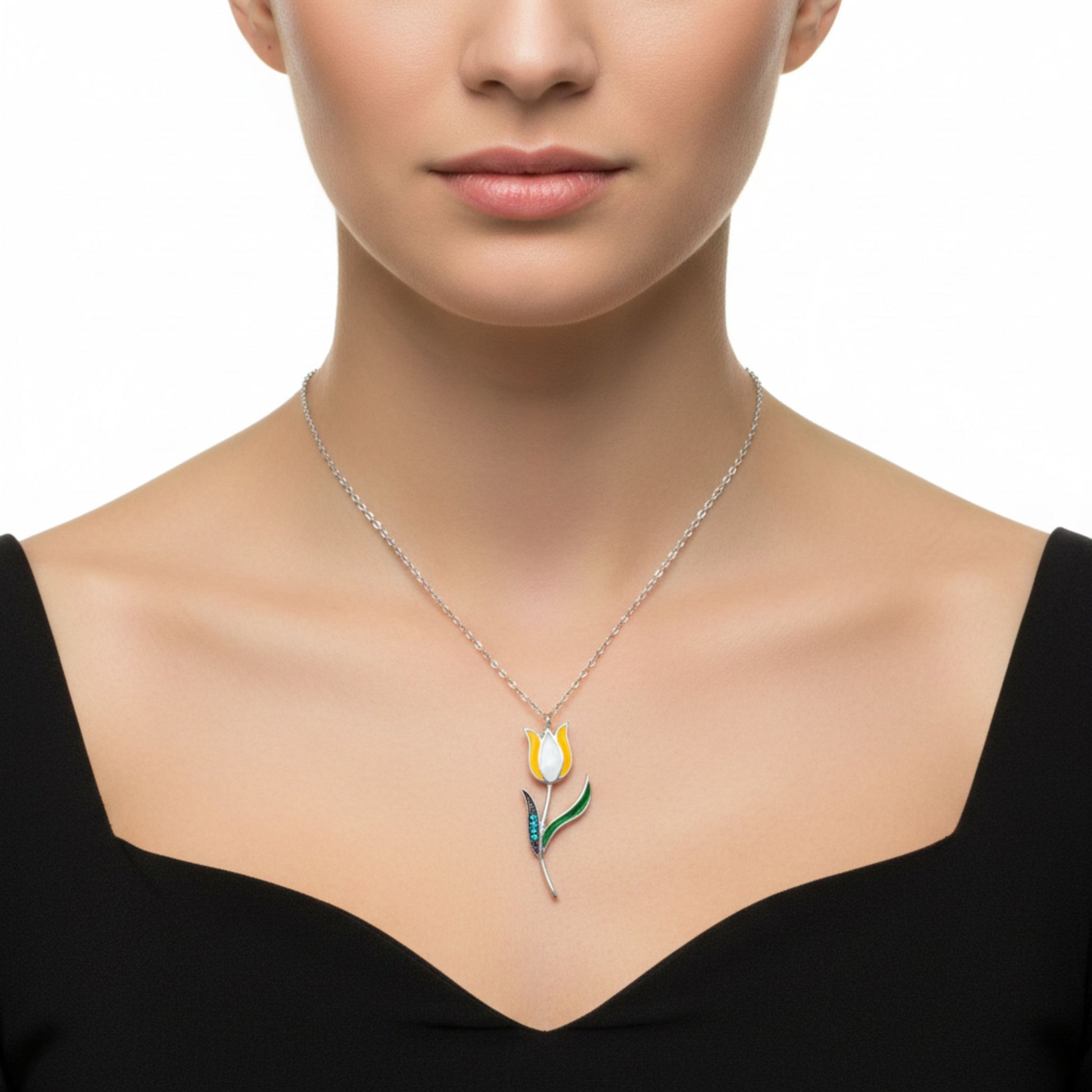 Mujer Luciendo Collar Gargantilla Plata 925 Tulipán con Esmalte y Turquesas Naturales Joyeria Osnor