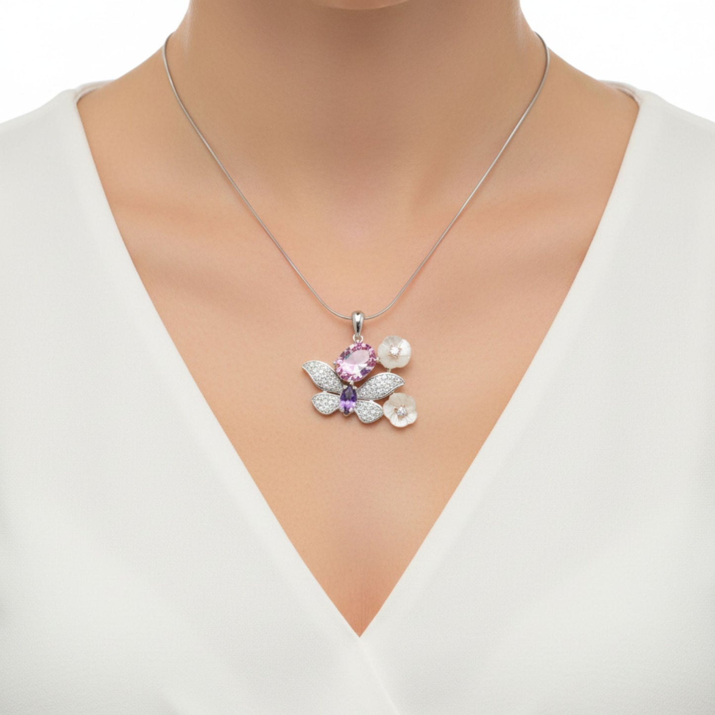 Mujer Luciendo Collar Gargantilla Mariposa Plata 925 con Circonitas Joyeria Osnor