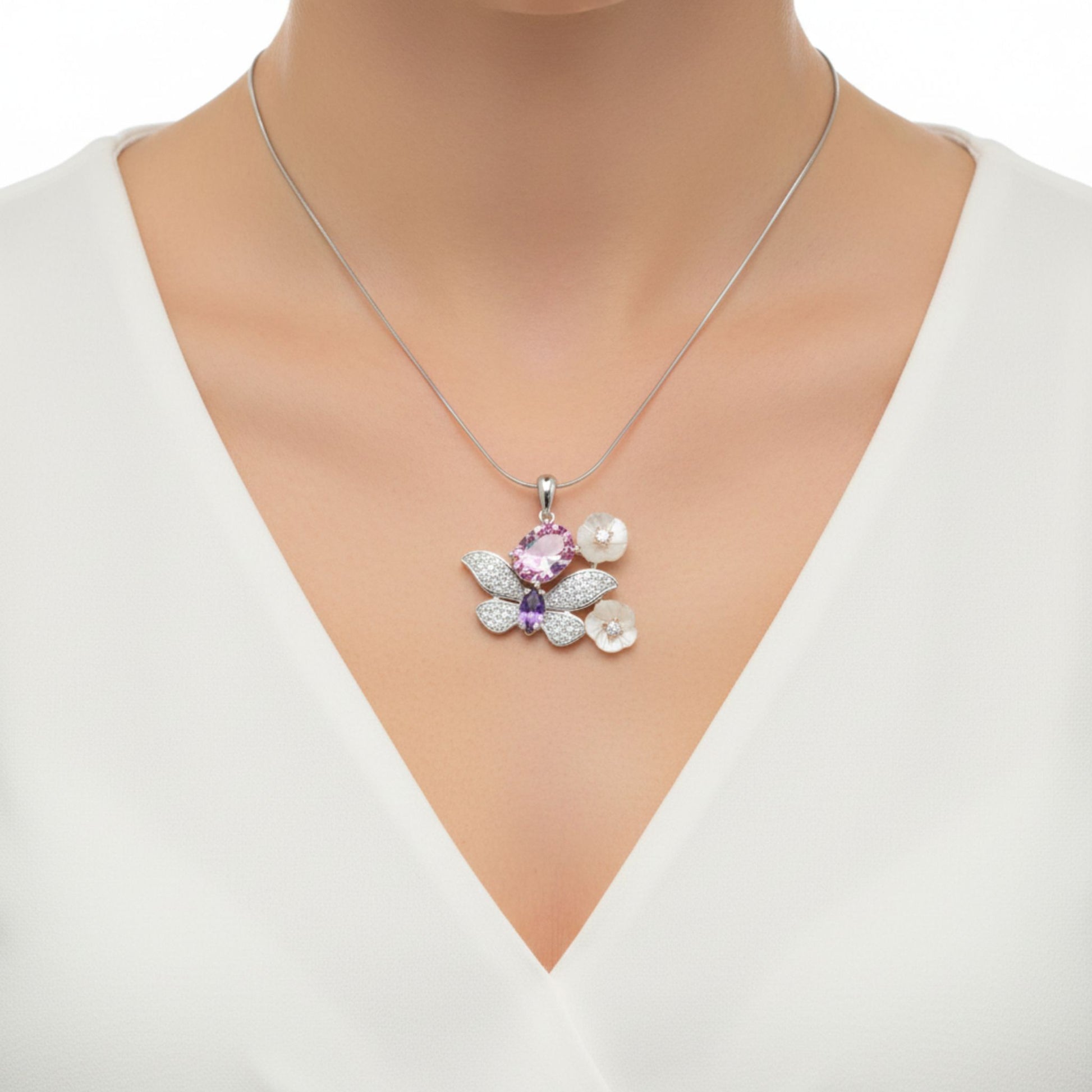 Mujer Luciendo Collar Gargantilla Mariposa Plata 925 con Circonitas Joyeria Osnor