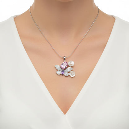 Mujer Luciendo Collar Gargantilla Mariposa Plata 925 con Circonitas Joyeria Osnor