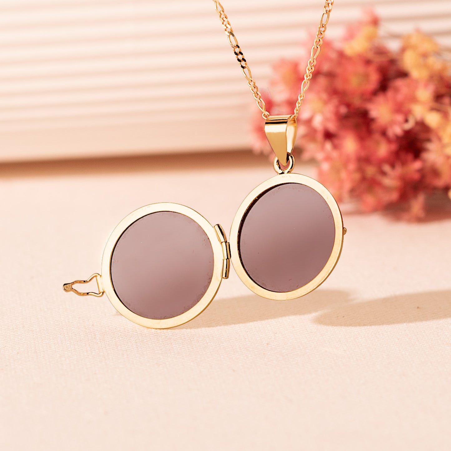 18K GUARDAPELO DIJE PORTAFOTOS REDONDO ORO AMARILLO ESMALTE BLANCO DIAMANTE 0.035 QTES. 21 MM