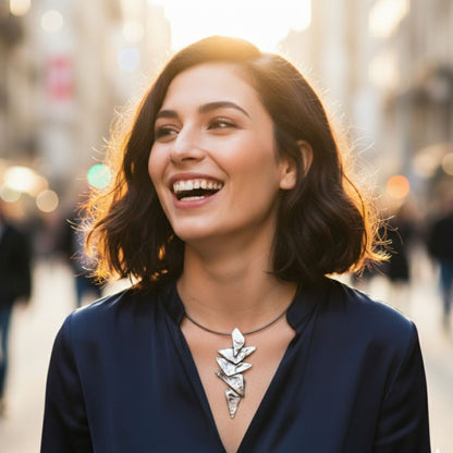 Collar unisex rígido de zamak plateado hipoalergénico con colgante geométrico de formas apiladas