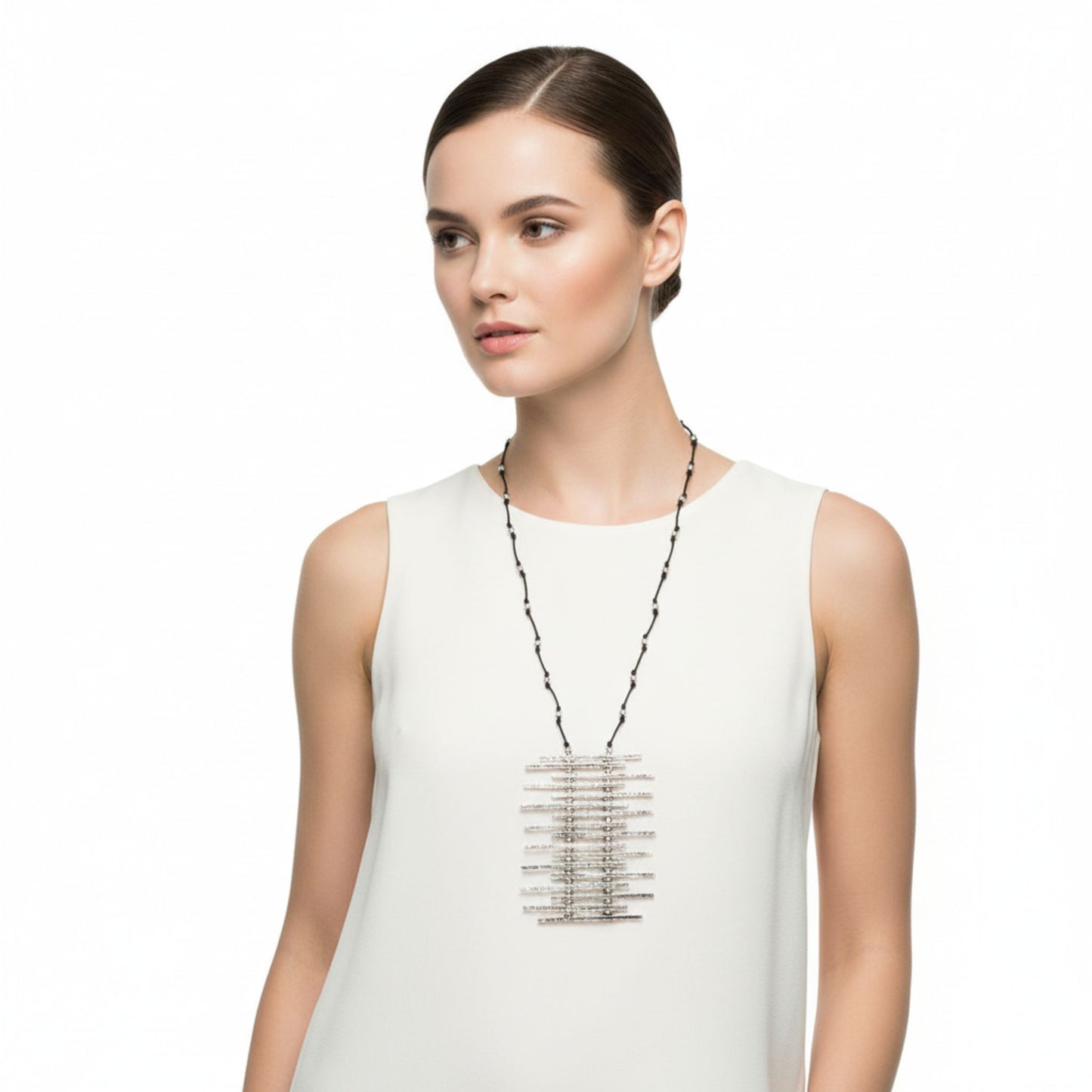 Mujer luciendo collar unisex de zamak  con colgante de barras horizontales hipoalergénico. 