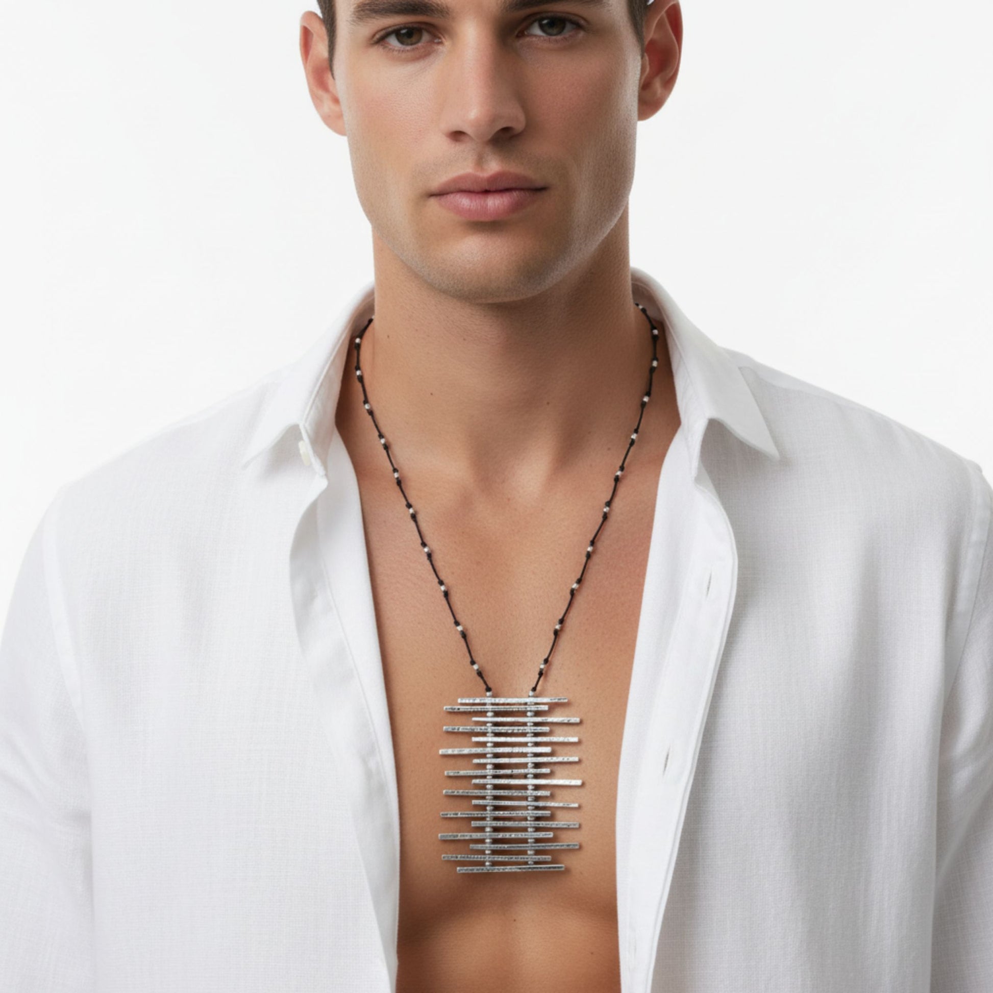 Hombre luciendo collar unisex de zamak con colgante de barras horizontales hipoalergénico.