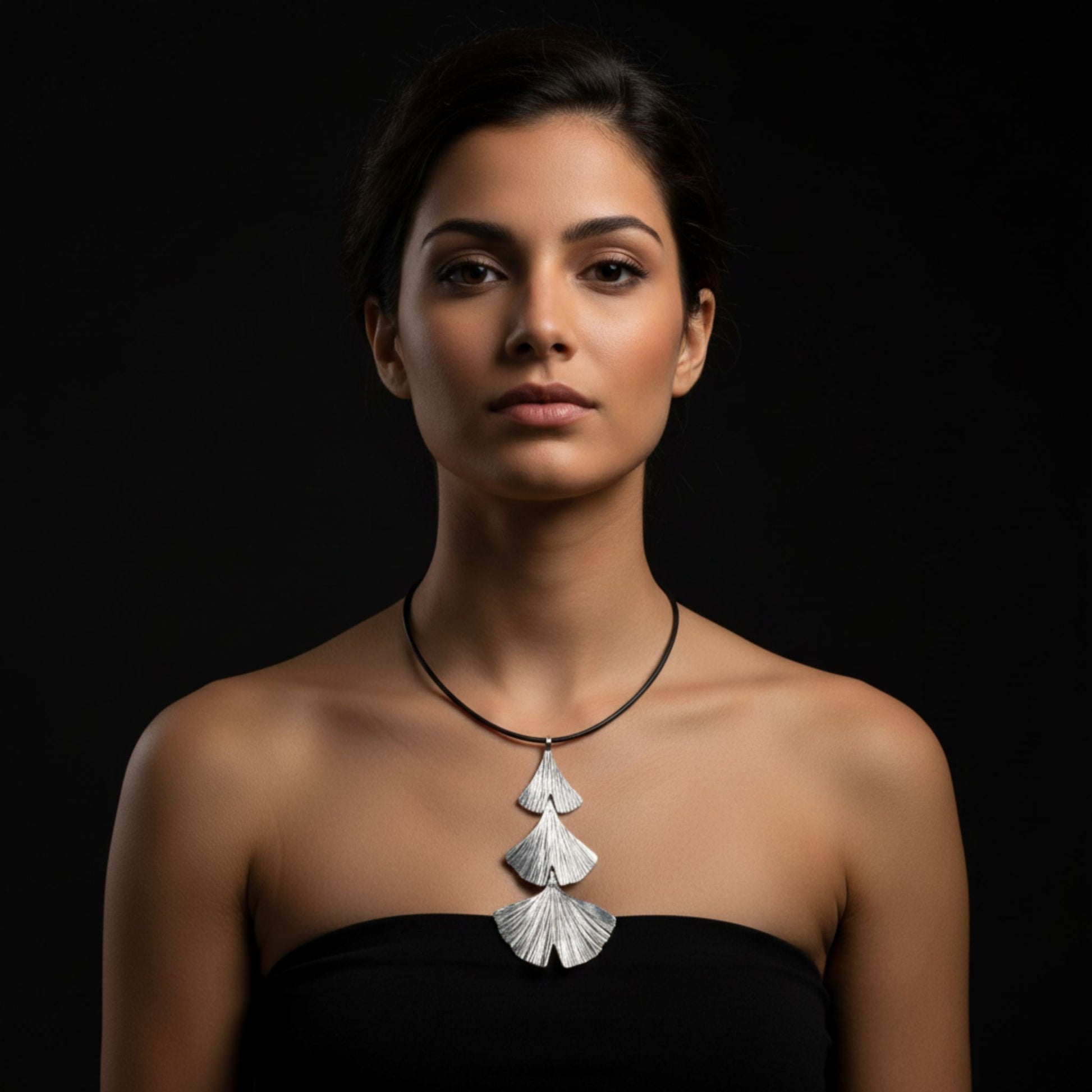 Mujer luciendo collar unisex de zamak hipoalergénico con colgantes Ginkgo,sirena