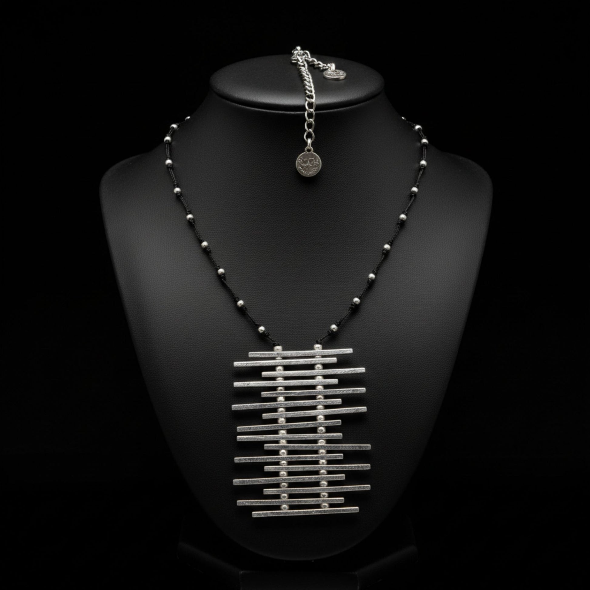 Collar unisex de zamak plateado con colgante de barras horizontales y hipoalergénico.