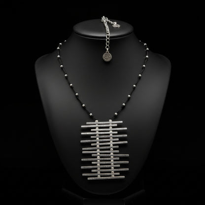 Collar unisex de zamak plateado con colgante de barras horizontales y hipoalergénico.