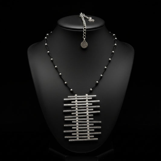 Collar unisex de zamak plateado con colgante de barras horizontales y hipoalergénico.