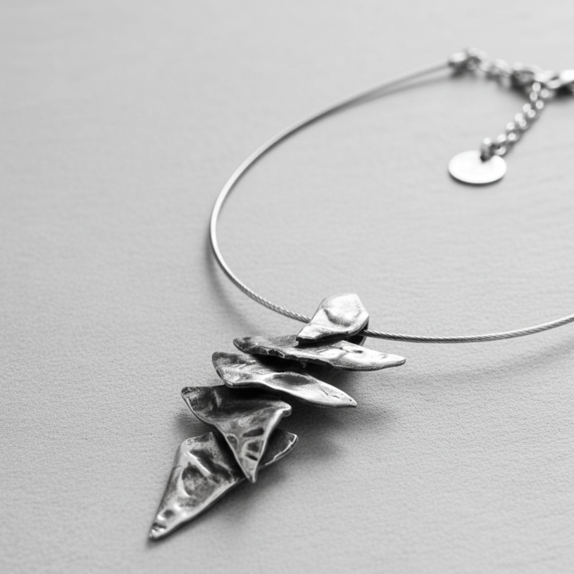 Collar rígido de zamak unisex con colgante triangular de diseño geométrico hipoalergénico 