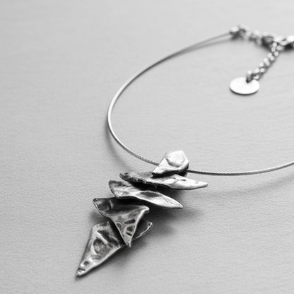 Collar rígido de zamak unisex con colgante triangular de diseño geométrico hipoalergénico 