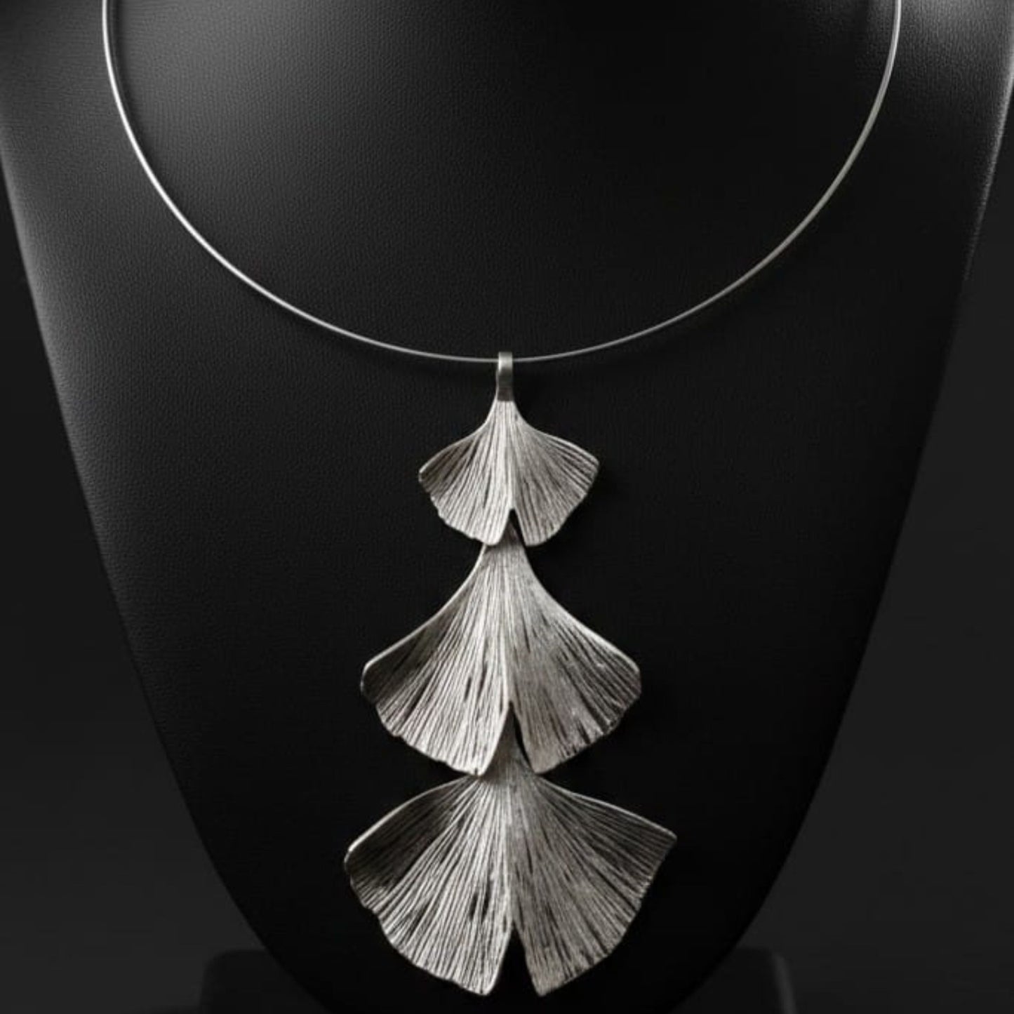 Collar unisex de zamak plateado con tres colgantes Ginkgo en forma de abanico o de sirena