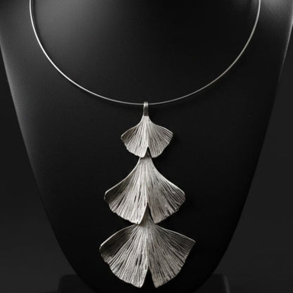Collar unisex de zamak plateado con tres colgantes Ginkgo en forma de abanico o de sirena