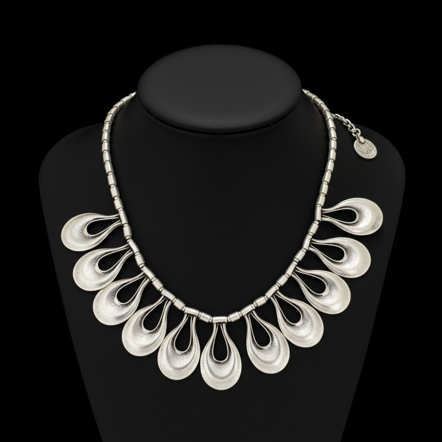 Collar unisex de zamak hipoalergénico plateado en forma de gota 