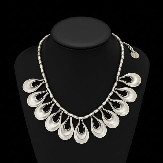 Collar unisex de zamak hipoalergénico plateado en forma de gota 