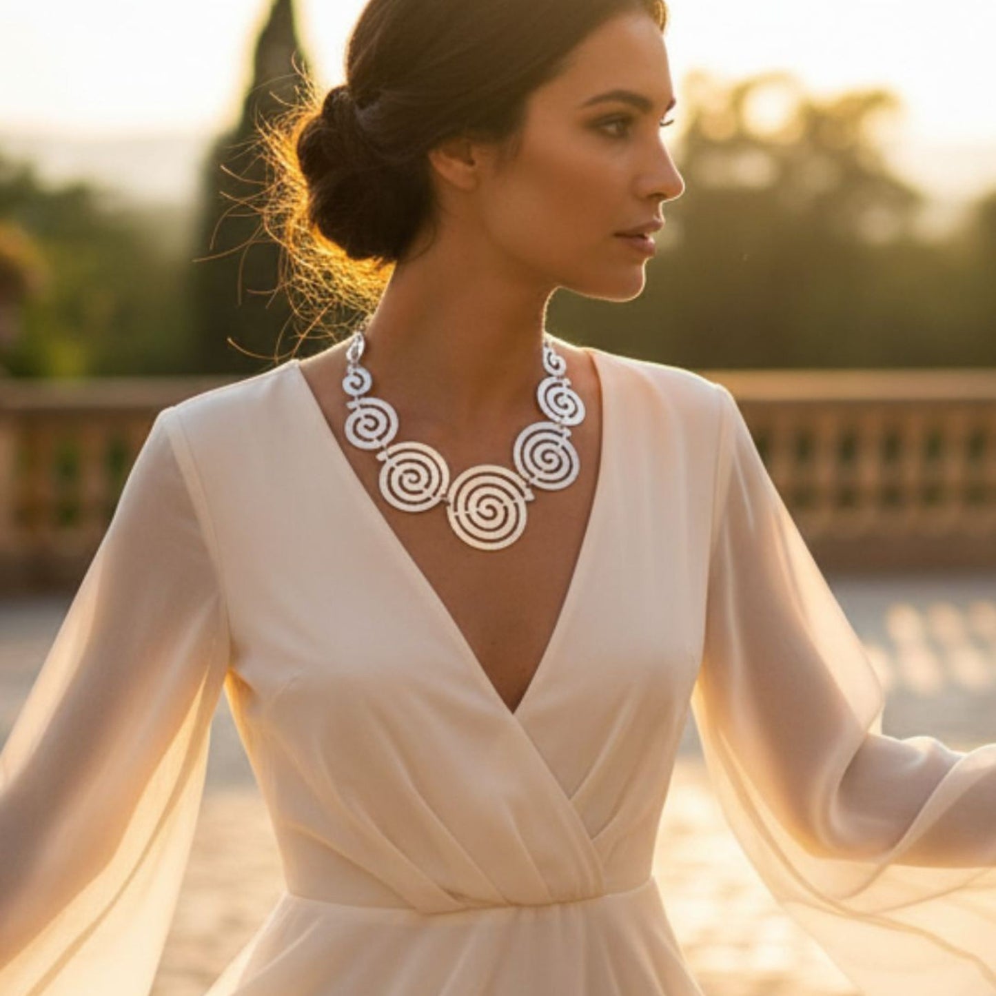 Mujer luciendo collar unisex de zamak plateado con medallones de espirale