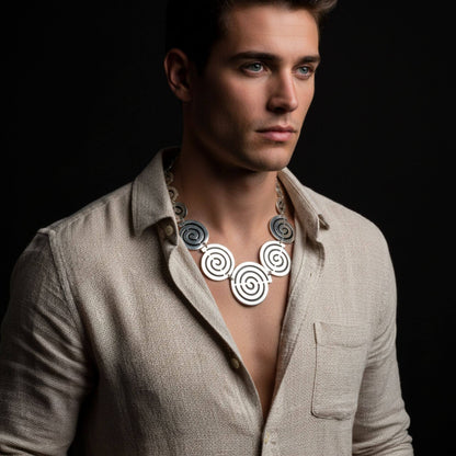 Hombre luciendo collar unisex de zamak plateado con medallones de espirales