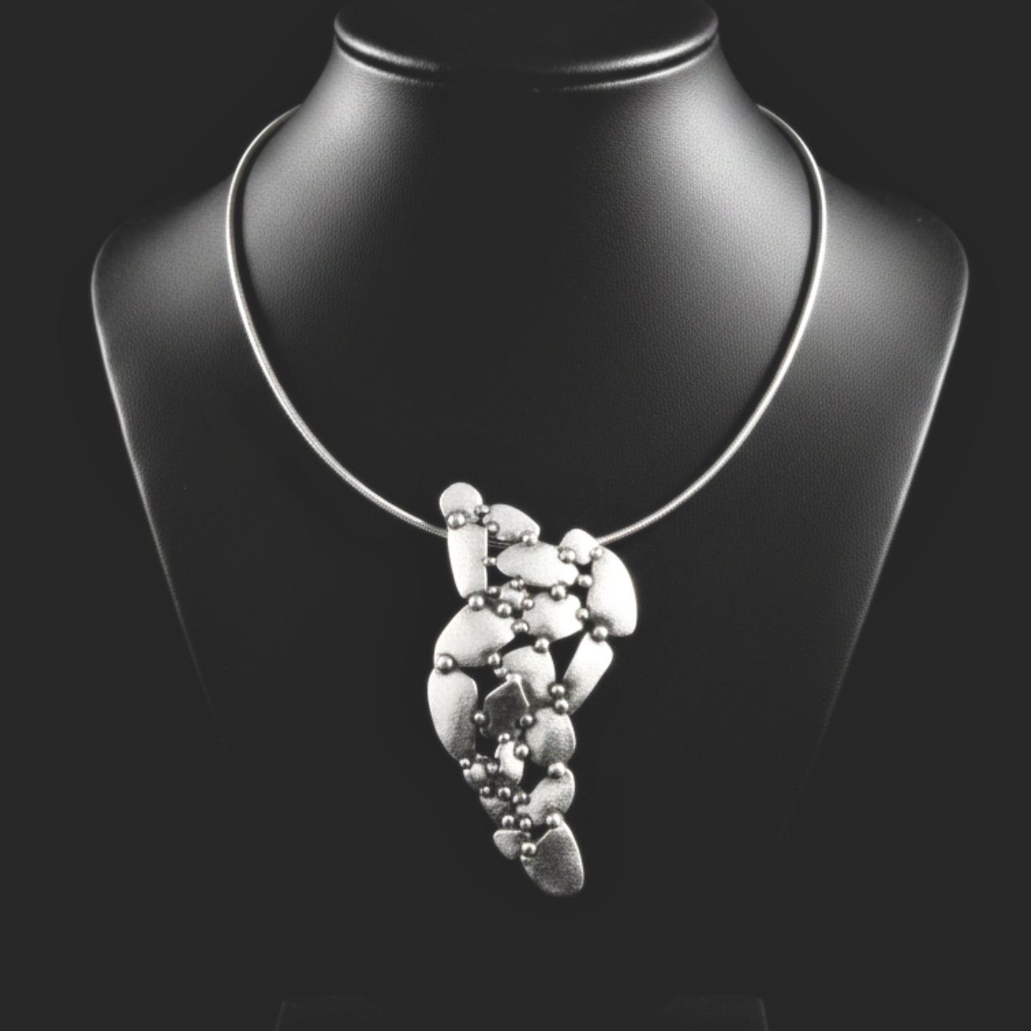 Collar rígido unisex de zamak con colgante geométrico triangular hipoalergénico.Joyeria Osnor Zamak 