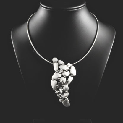 Collar rígido unisex de zamak con colgante geométrico triangular hipoalergénico.Joyeria Osnor Zamak 