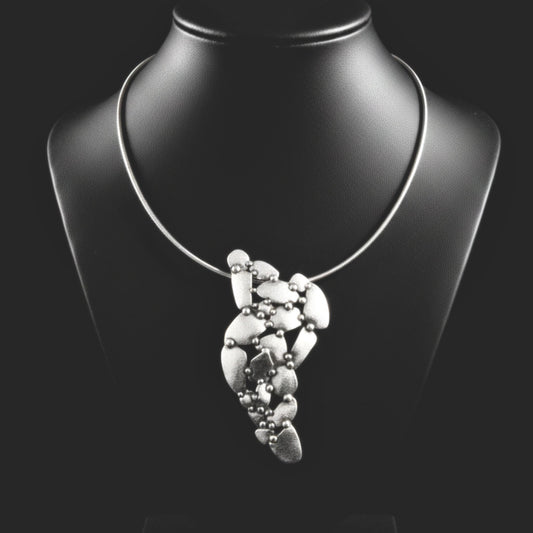 Collar rígido unisex de zamak con colgante geométrico triangular hipoalergénico.Joyeria Osnor Zamak 