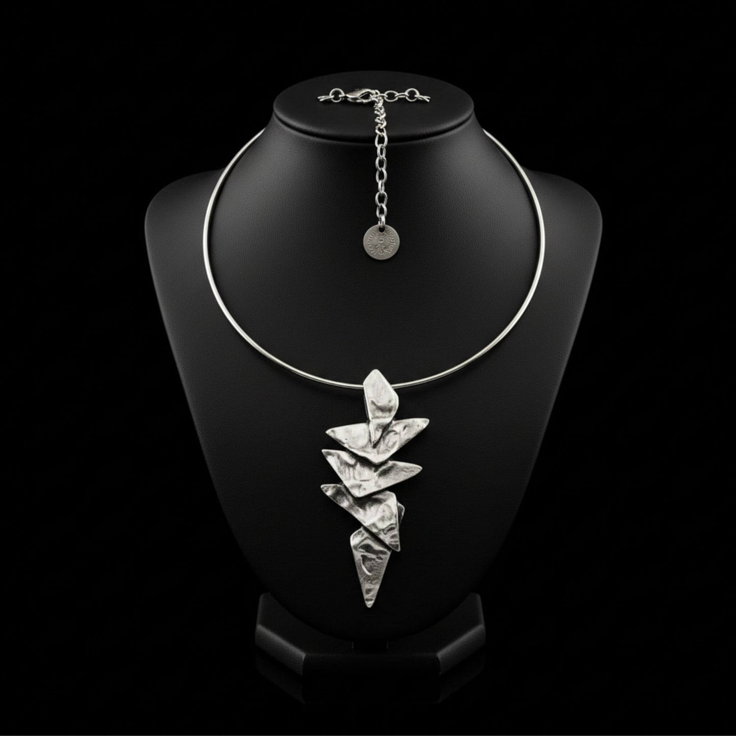 Collar rígido unisex de zamak con colgante geométrico triangular hipoalergénico