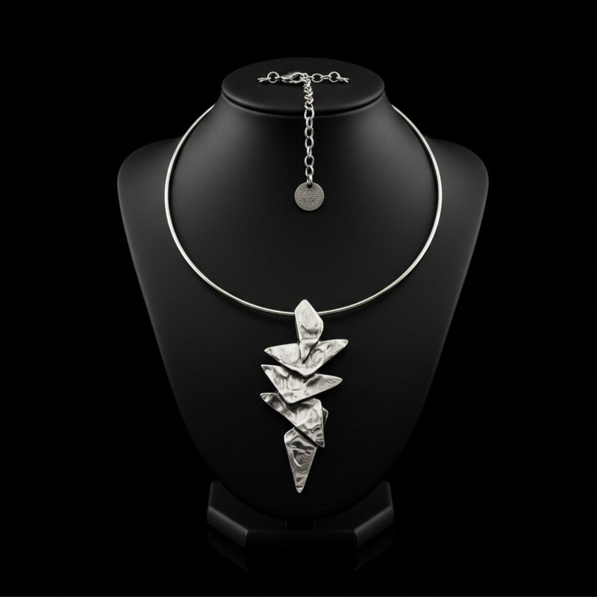 Collar rígido unisex de zamak con colgante geométrico triangular hipoalergénico