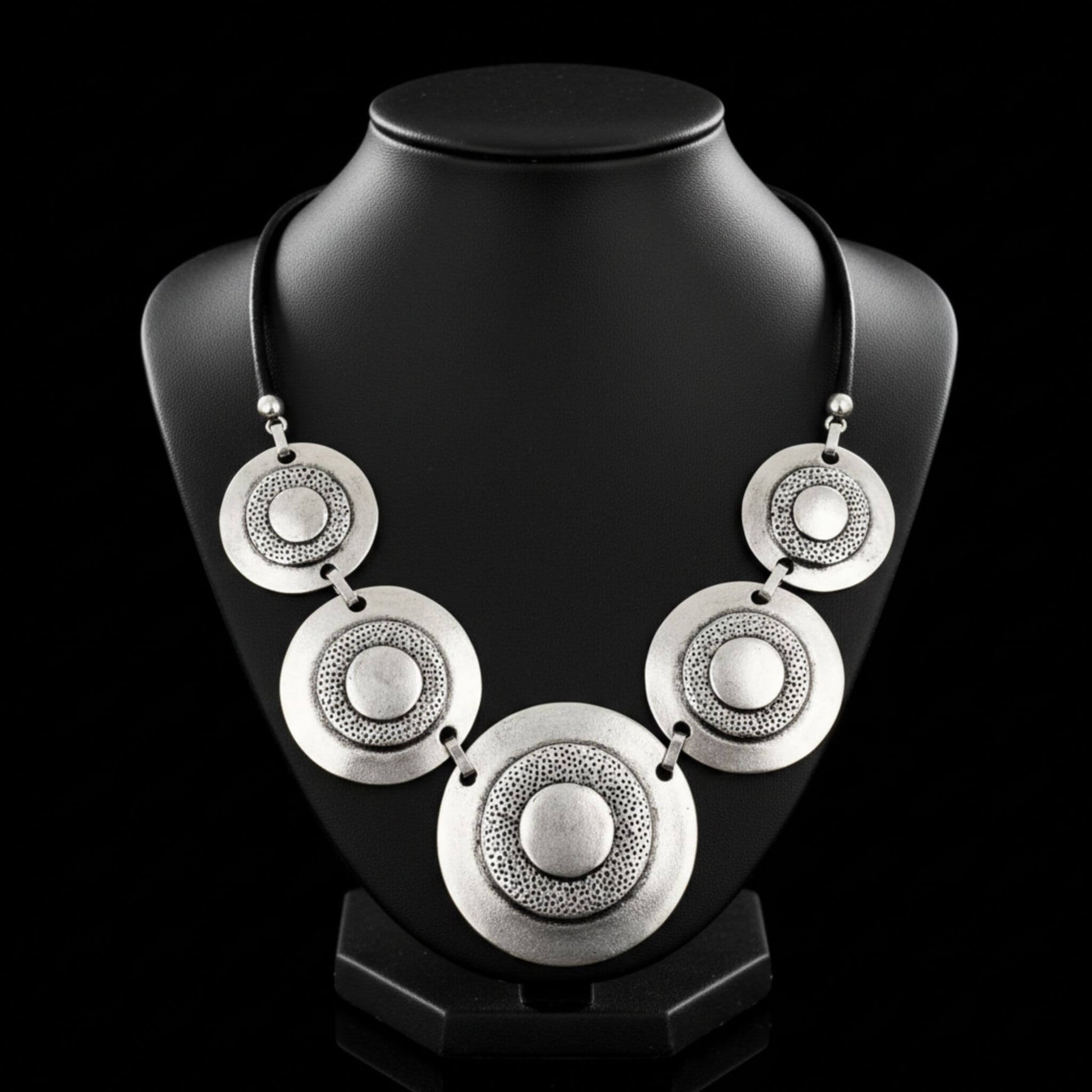 Collar unisex de zamak plateado con medallones circulares texturizados y cordón negro